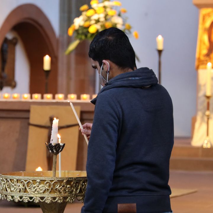 Mit einer Gebetswache hat am Montagabend, 26. April, die Gemeinschaft Sant’Egidio in der Würzburger Marienkapelle der jüngst auf dem Mittelmeer vor Libyen ertrunkenen 130 Migranten gedacht.