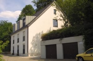 Das Edith-Stein Haus  (Foto) und das ehemalige Hausmeisterhaus werden für die neue „Gemeinschaftsunterkunft Retzbach“ genutzt.